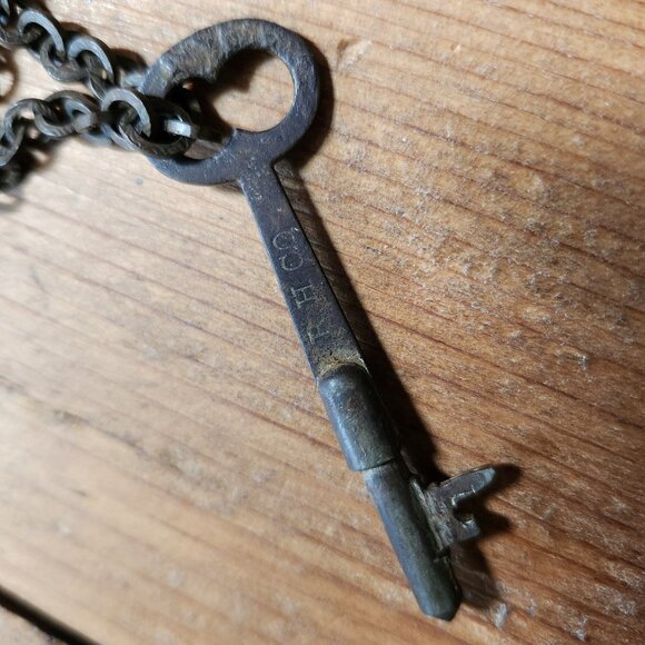 Antique key and chain - Picture 3 of 4